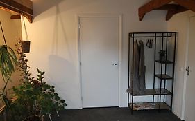 Karin's kruidenhoeve B&B kamer Kamille met Finse sauna